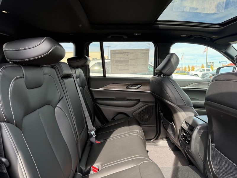 Jeep Grand Cherokee Vehicle Image 04