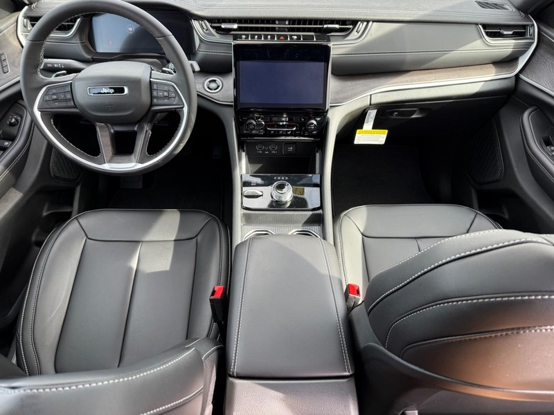 Jeep Grand Cherokee Vehicle Image 06