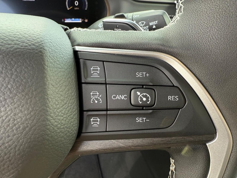 Jeep Grand Cherokee Vehicle Image 09