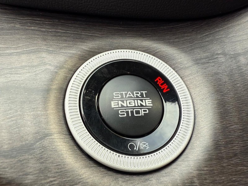 Jeep Grand Cherokee Vehicle Image 10