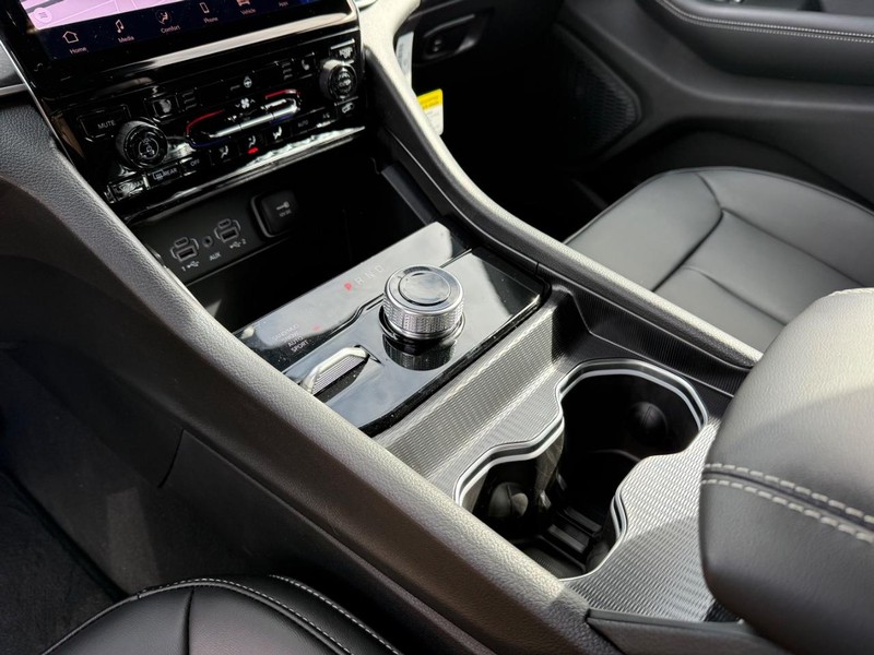 Jeep Grand Cherokee Vehicle Image 15