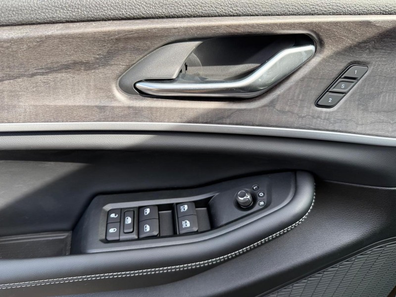 Jeep Grand Cherokee Vehicle Image 20