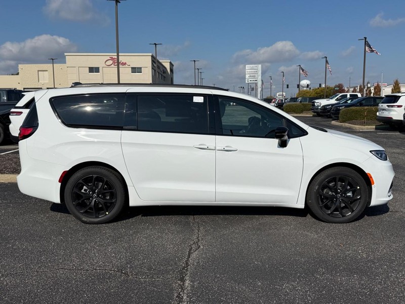 Chrysler Pacifica Vehicle Image 02