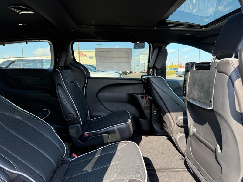 Chrysler Pacifica Vehicle Image 04