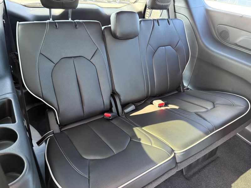 Chrysler Pacifica Vehicle Image 05