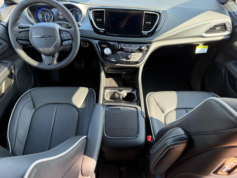 Chrysler Pacifica Vehicle Image 07