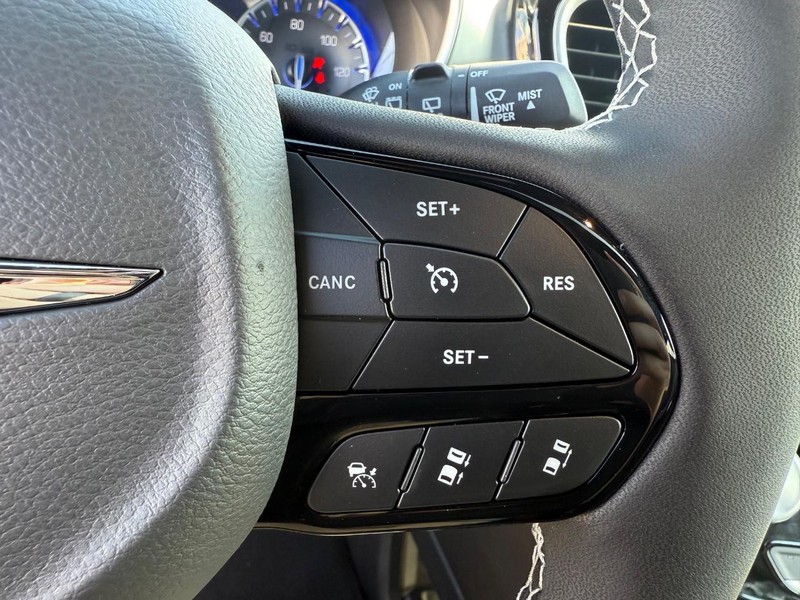 Chrysler Pacifica Vehicle Image 10