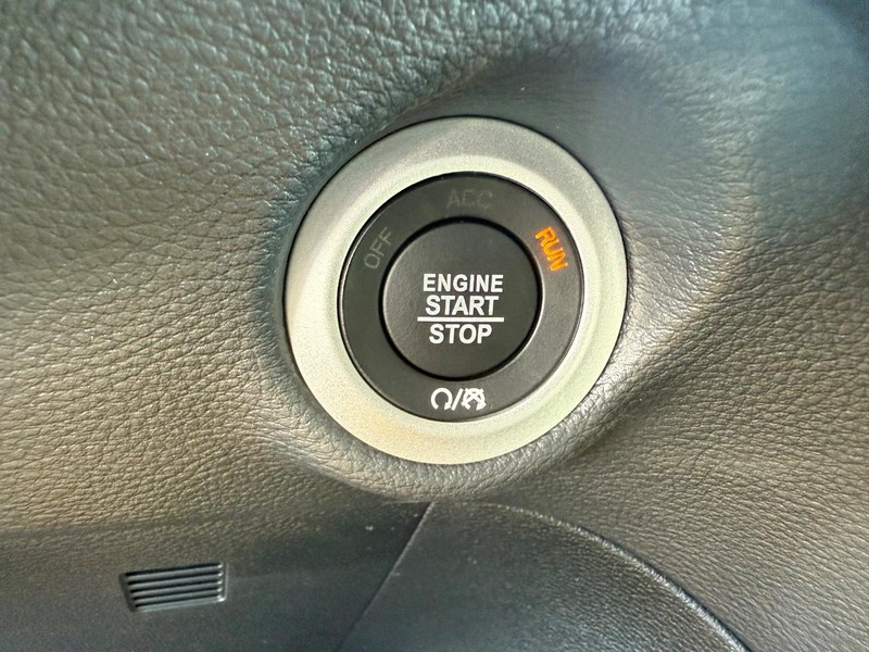 Chrysler Pacifica Vehicle Image 11