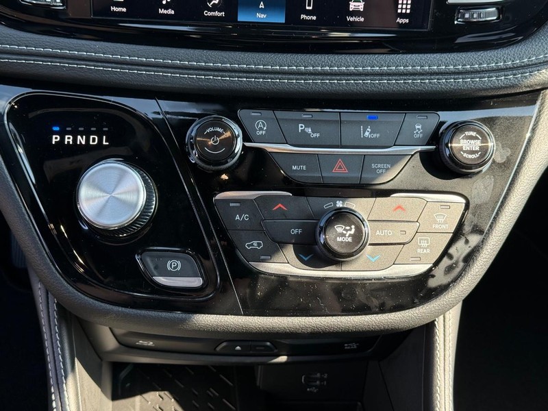 Chrysler Pacifica Vehicle Image 14