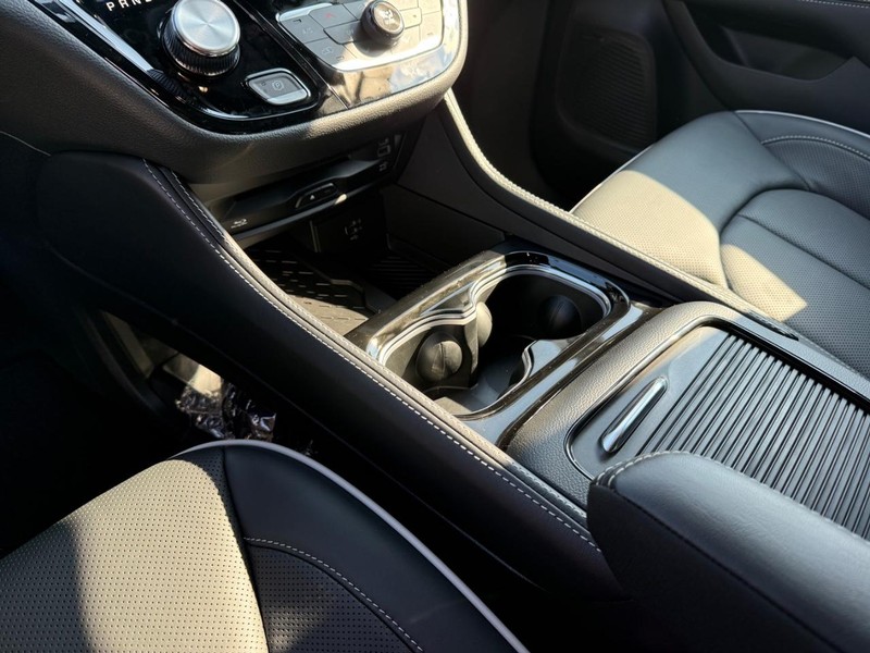 Chrysler Pacifica Vehicle Image 15