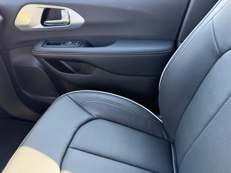 Chrysler Pacifica Vehicle Image 16