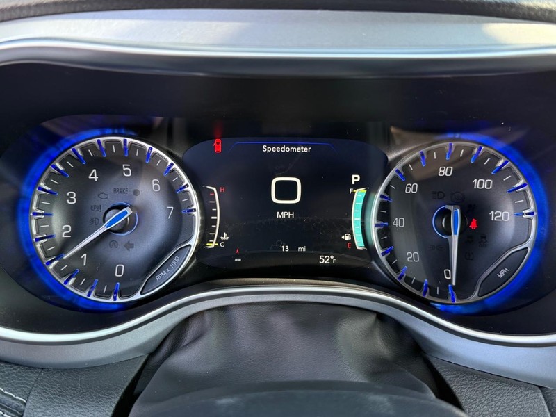 Chrysler Pacifica Vehicle Image 17