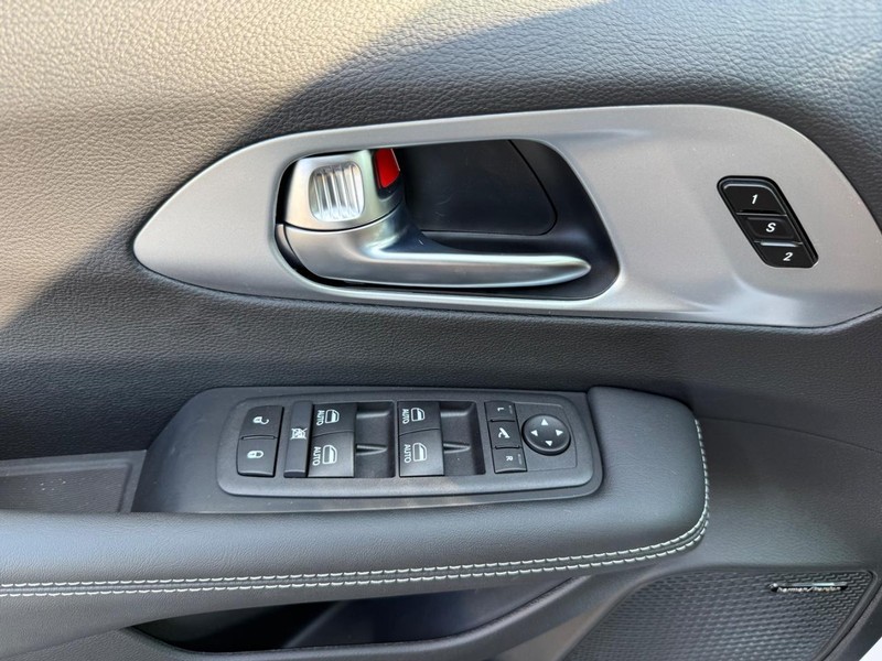 Chrysler Pacifica Vehicle Image 19