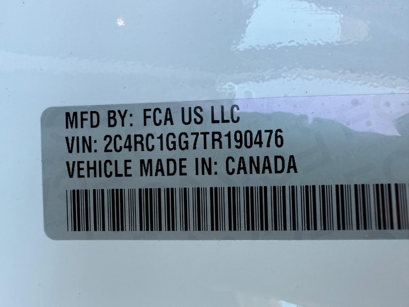 Chrysler Pacifica Vehicle Image 21