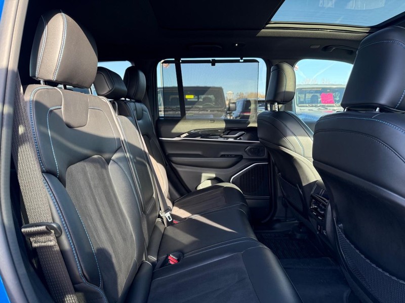 Jeep Grand Cherokee 4xe Vehicle Image 11