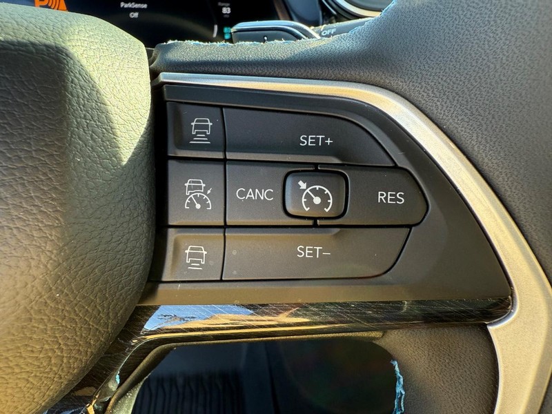 Jeep Grand Cherokee 4xe Vehicle Image 16