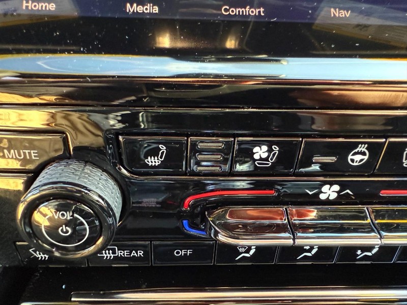 Jeep Grand Cherokee 4xe Vehicle Image 18