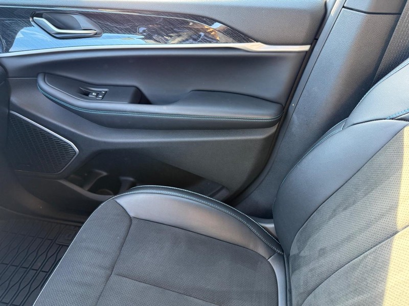 Jeep Grand Cherokee 4xe Vehicle Image 23