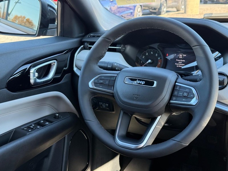 Jeep Compass Vehicle Image 12