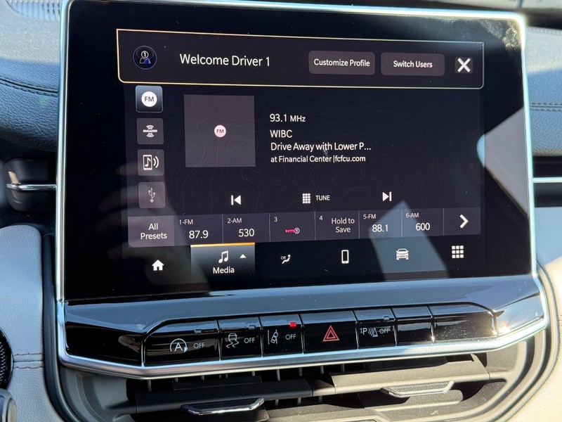 Jeep Compass Vehicle Image 16