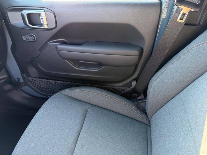 Jeep Wrangler Vehicle Image 16