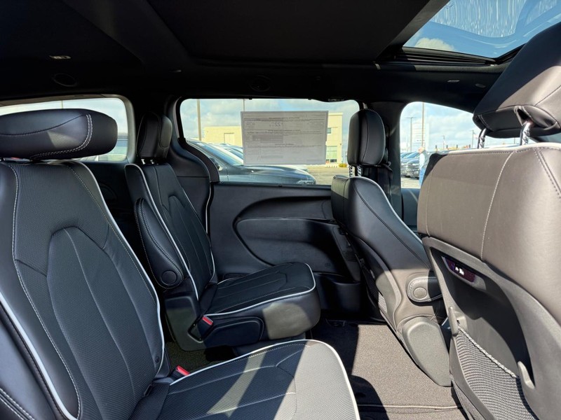 Chrysler Pacifica Vehicle Image 04