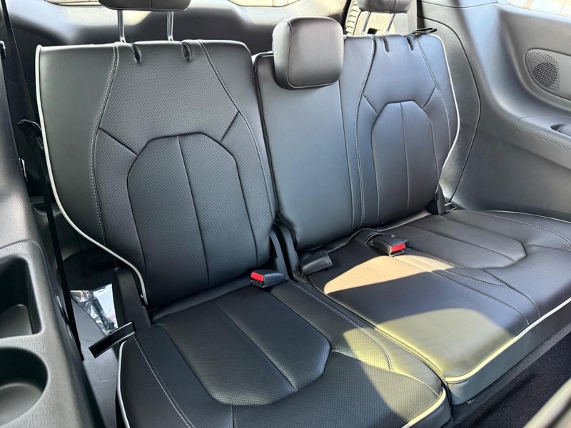 Chrysler Pacifica Vehicle Image 05