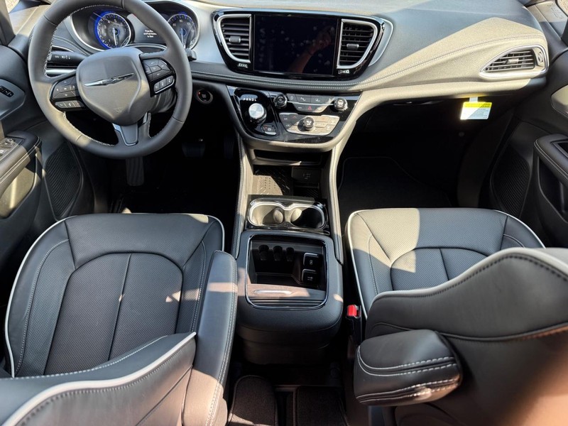 Chrysler Pacifica Vehicle Image 07