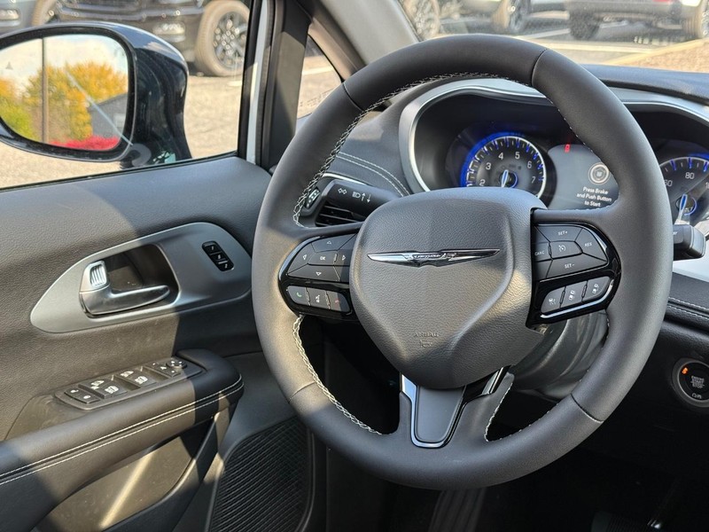 Chrysler Pacifica Vehicle Image 08