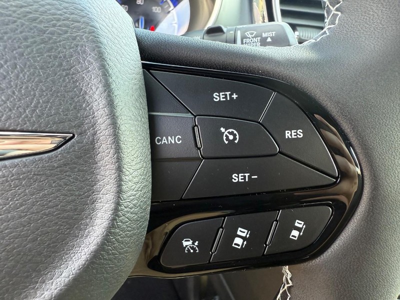 Chrysler Pacifica Vehicle Image 10