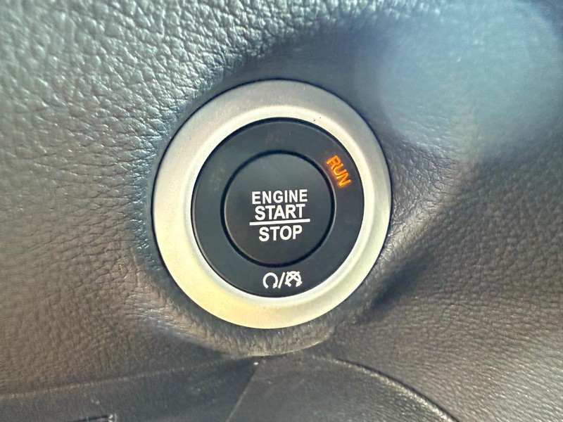 Chrysler Pacifica Vehicle Image 11