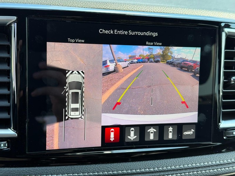 Chrysler Pacifica Vehicle Image 13