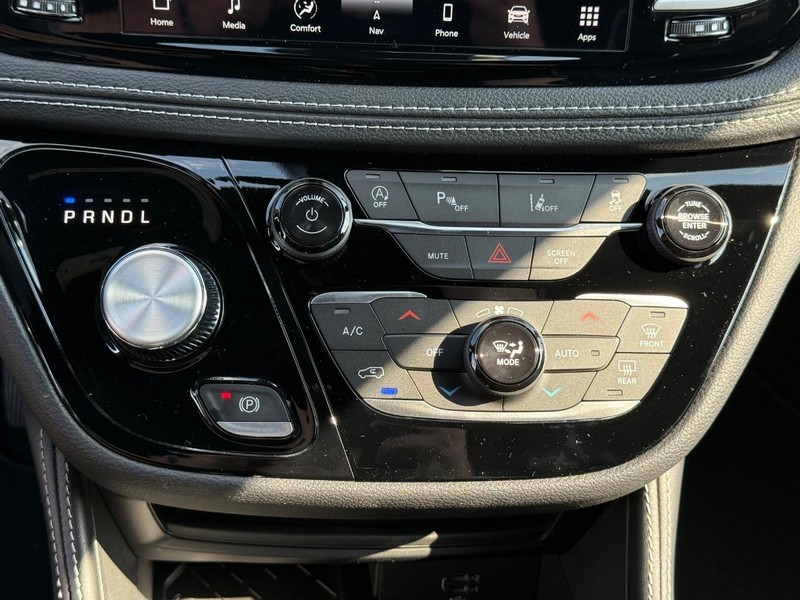 Chrysler Pacifica Vehicle Image 14