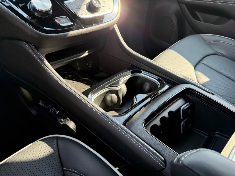 Chrysler Pacifica Vehicle Image 15