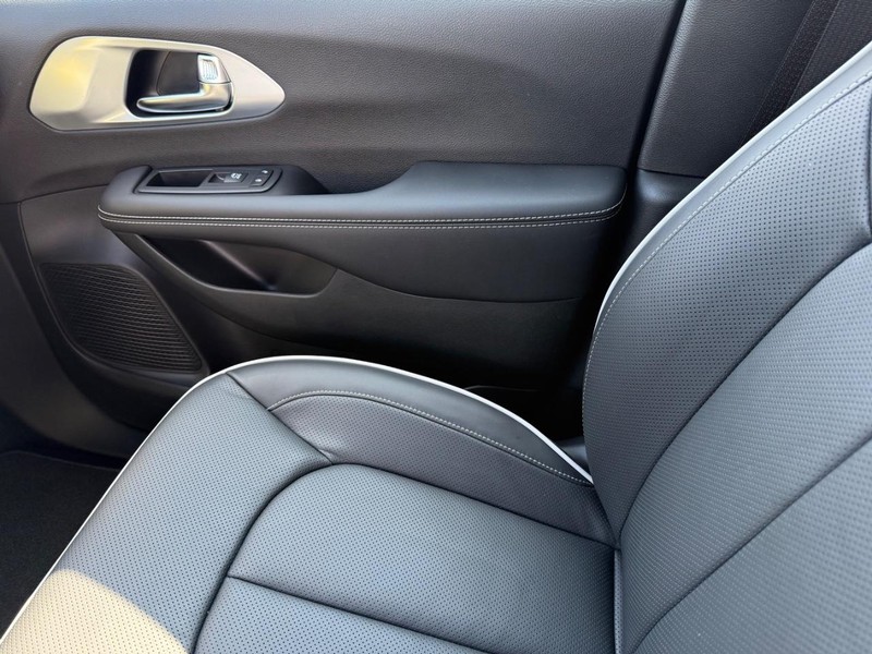 Chrysler Pacifica Vehicle Image 16