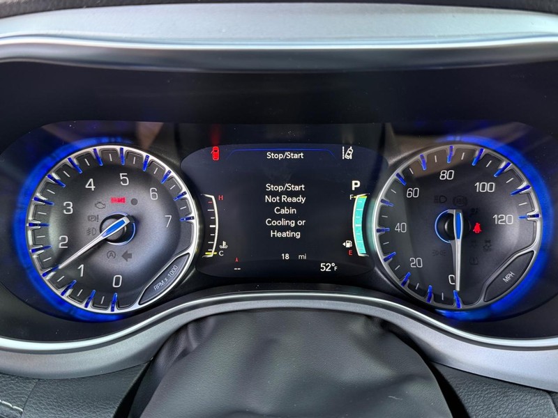 Chrysler Pacifica Vehicle Image 17