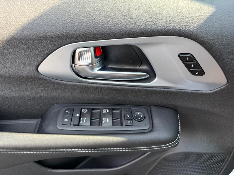 Chrysler Pacifica Vehicle Image 19