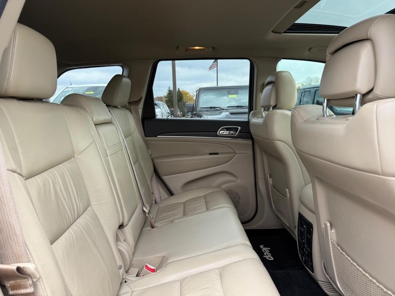 Jeep Grand Cherokee Vehicle Image 11