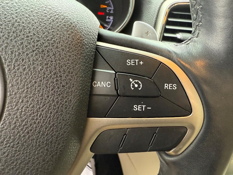 Jeep Grand Cherokee Vehicle Image 16