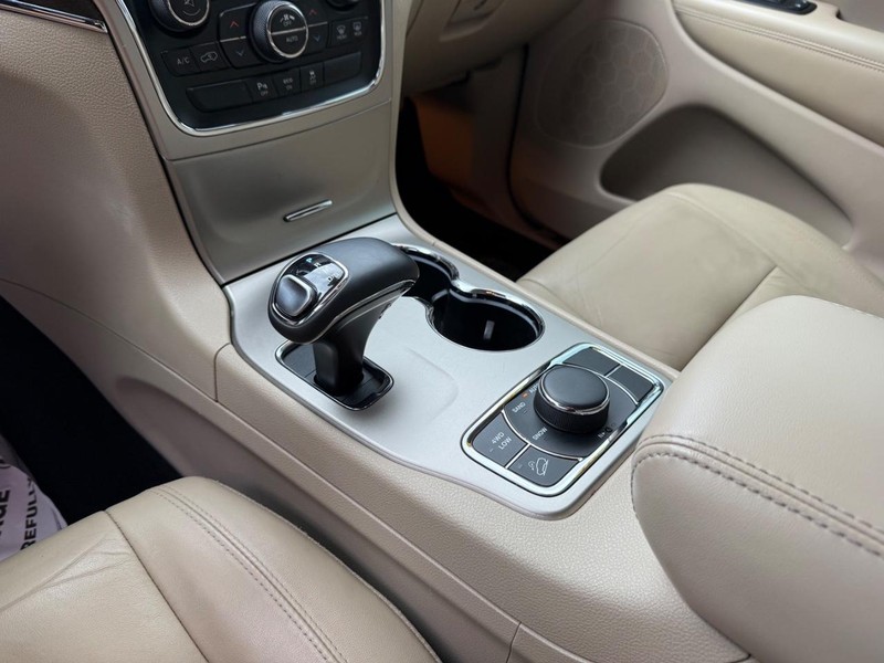 Jeep Grand Cherokee Vehicle Image 22