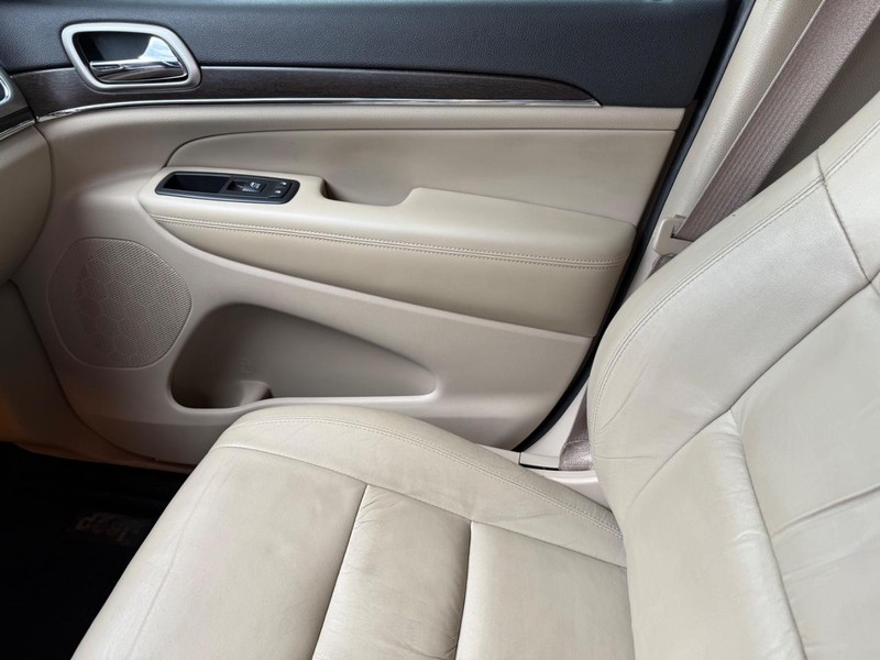 Jeep Grand Cherokee Vehicle Image 23