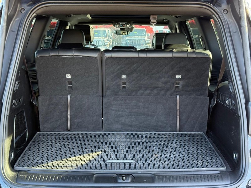 Jeep Wagoneer Vehicle Image 07