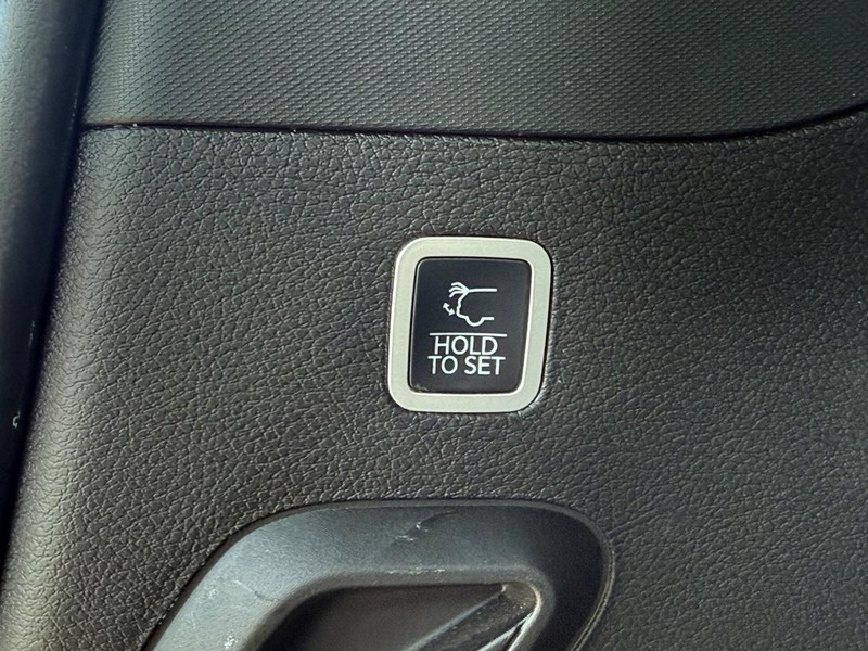 Jeep Wagoneer Vehicle Image 08