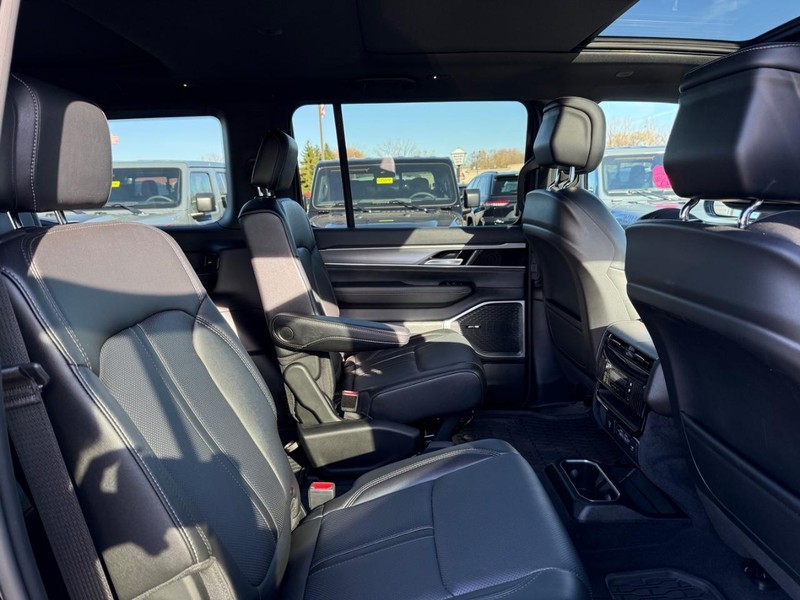 Jeep Wagoneer Vehicle Image 11