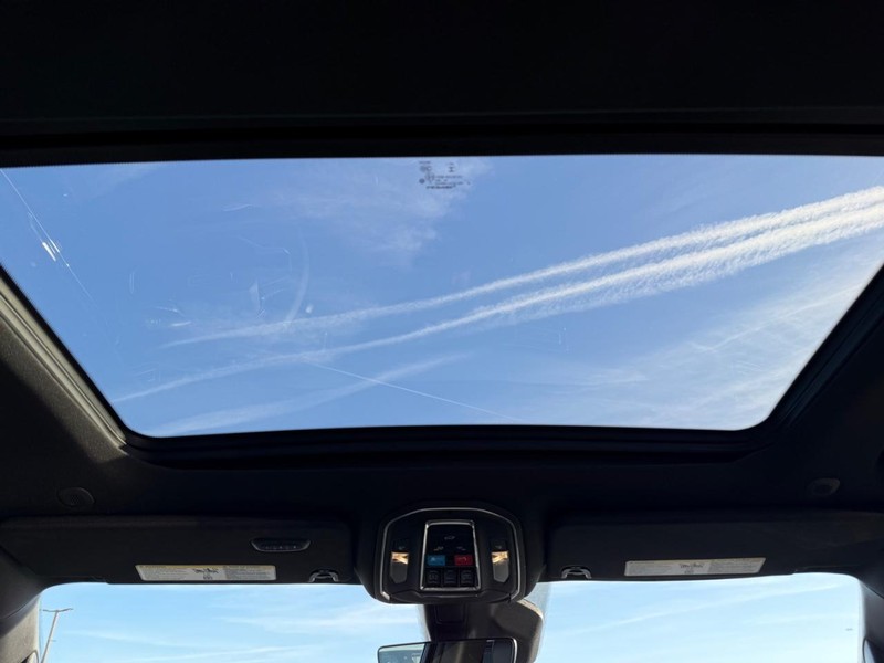 Jeep Wagoneer Vehicle Image 12