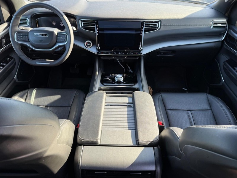 Jeep Wagoneer Vehicle Image 13