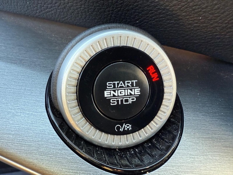 Jeep Wagoneer Vehicle Image 17