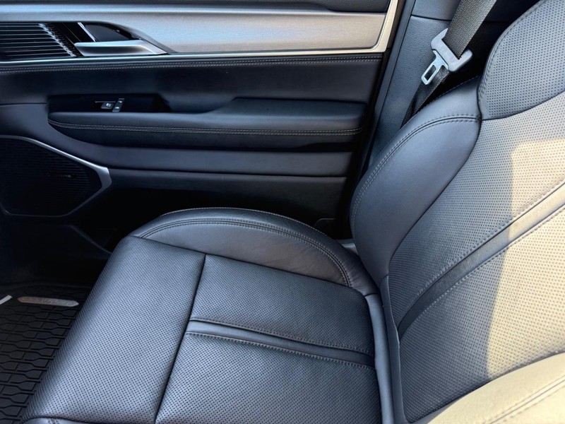 Jeep Wagoneer Vehicle Image 21