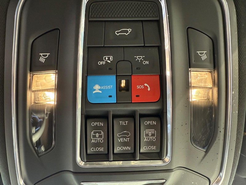 Jeep Wagoneer Vehicle Image 22