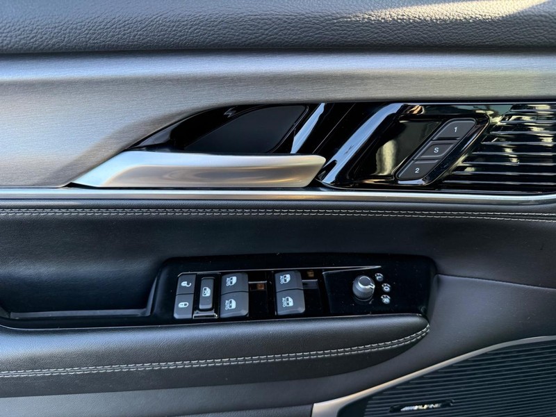 Jeep Wagoneer Vehicle Image 25